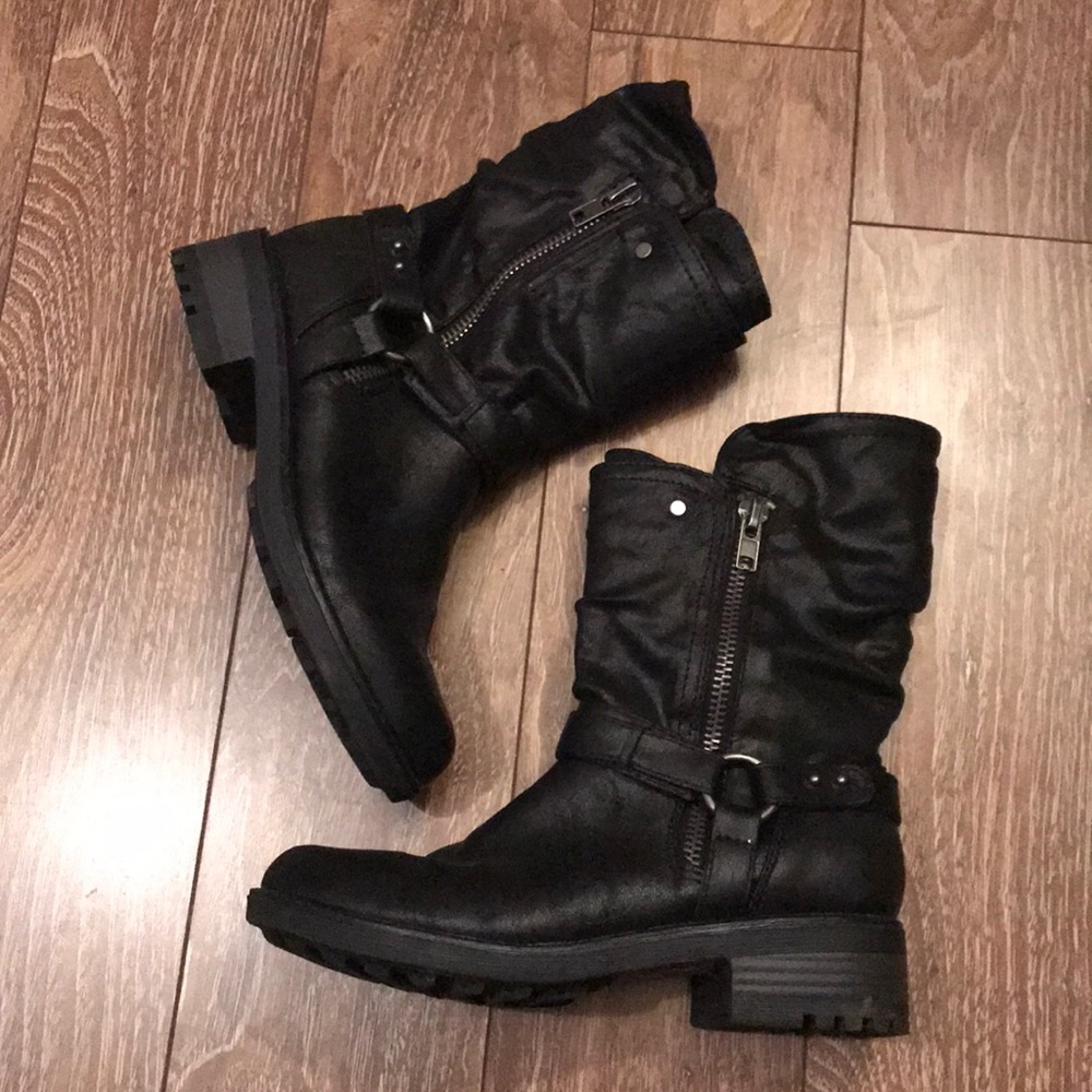 Carlos Santana black boots